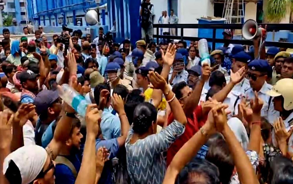 বাজেটে ক্ষোভ উগরে বিকাশ ভবন অভিযান পার্শ্বশিক্ষকদের, ধস্তাধস্তিতে উত্তেজনা!