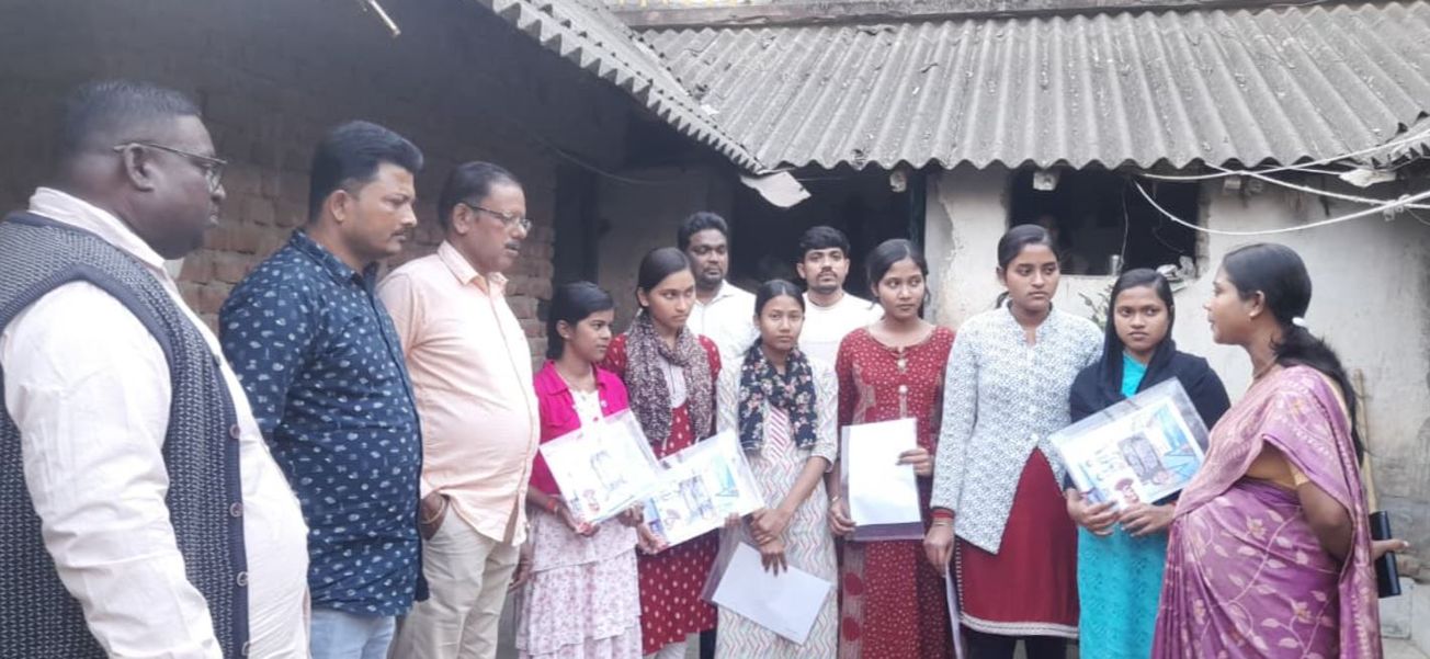 উচ্চ মাধ্যমিক পরীক্ষার্থীদের বাড়িতে গিয়ে শুভেচ্ছা জানালেন  ঝাড়গ্রাম জেলা আইনি পরিষেবা কর্তৃপক্ষরা!