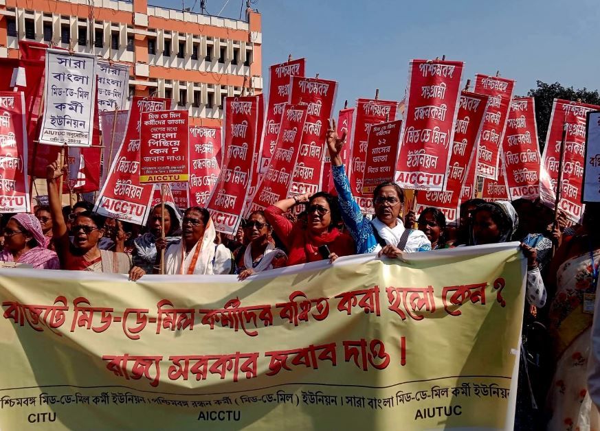 নতুন বেতন কাঠামোর দাবিতে পার্শ্বশিক্ষকদের বিকাশ ভবন অভিযান, শিয়ালদায় মিড ডে মিল কর্মীদের বিক্ষোভে উত্তেজনা!