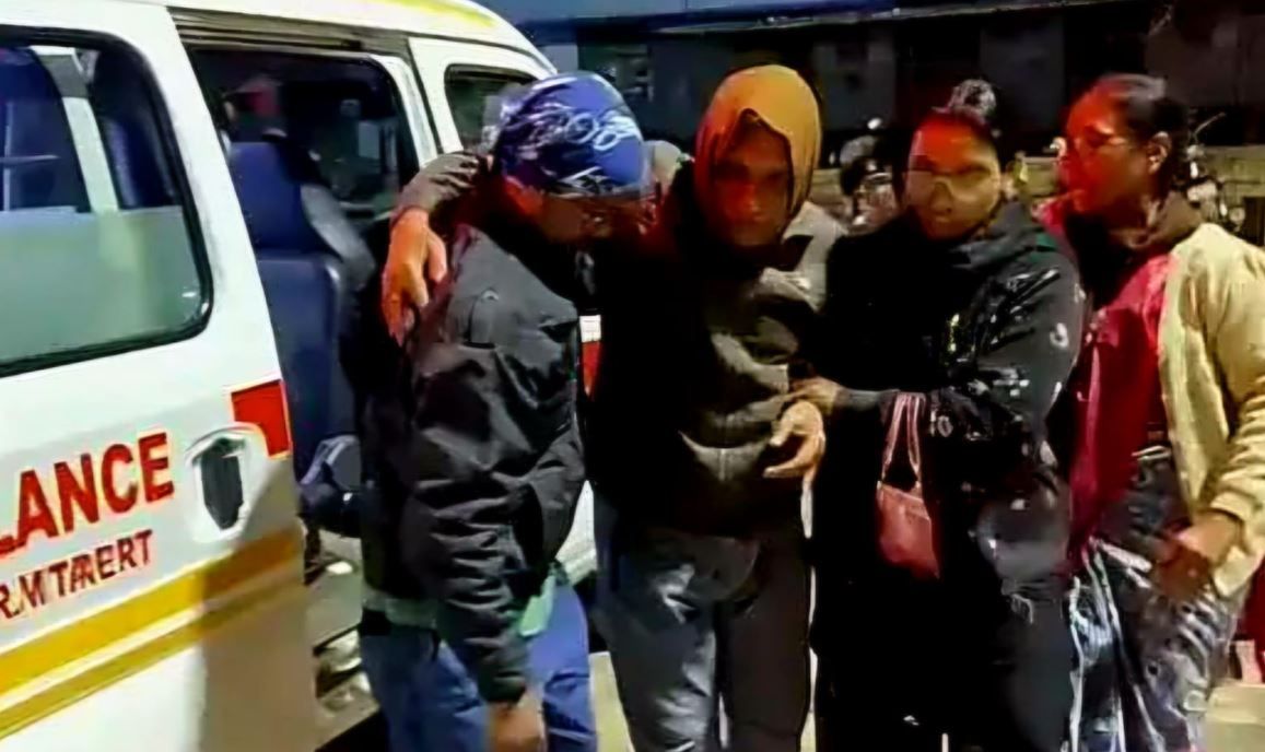 রোগী দেখতে বাড়ি যেতে অস্বীকার, চিকিৎসককে মারধরের অভিযোগে কাঠগড়ায় তৃণমূল নেতা — শালবনিতে রাজনৈতিক উত্তেজনা!