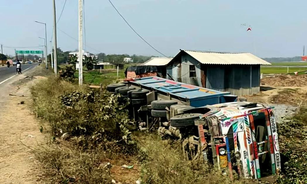 ক্ষীরপাইয়ে রহস্যজনক দুর্ঘটনা; বুড়িরপুকুর এলাকায় রাস্তার ধারে উল্টে পড়ে গাড়ি, কারণ ঘিরে ধোঁয়াশা!