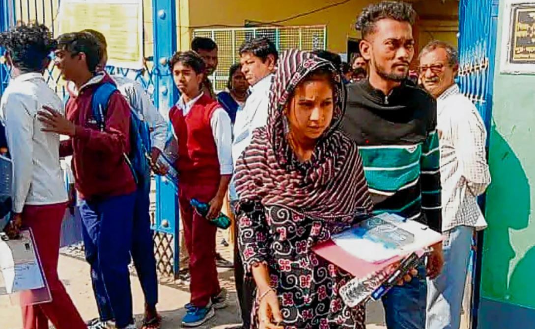 মাধ্যমিকের দিনেই বাবার মৃত্যু, চোখের জল মুছে পরীক্ষাকেন্দ্রে নাসিমা!