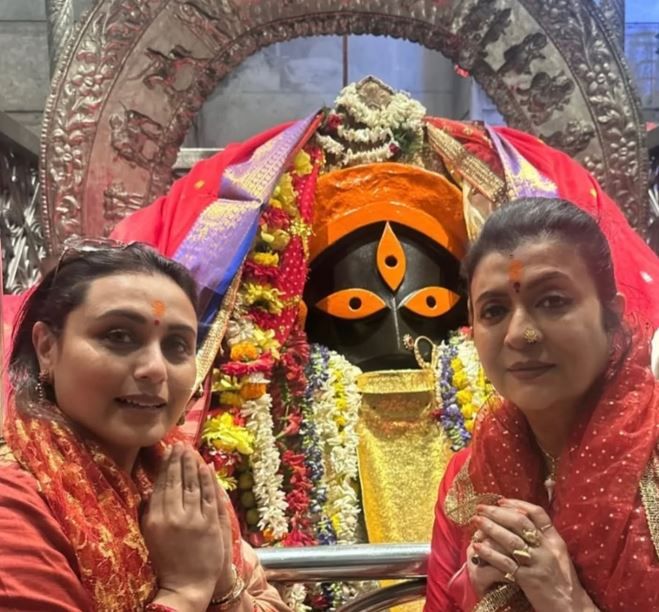 বাংলার টানে রানির পুজো, কালীঘাটে মাসি দেবশ্রীর সঙ্গে ভক্তিময় মুহূর্ত!