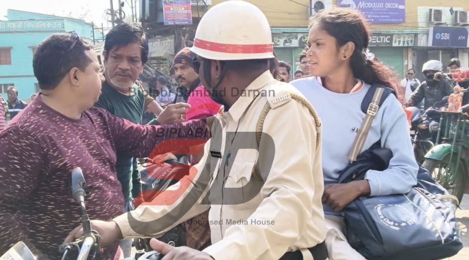 পশ্চিম মেদিনীপুর জেলার ট্রাফিক পুলিশের মানবিকতায় রক্ষা পেল উচ্চ মাধ্যমিক চার ছাত্রীর ভবিষ্যৎ!