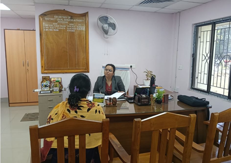 ঝাড়গ্রাম জেলা আইনি পরিষেবা কর্তৃপক্ষের উগ্যোগে স্বামীর মৃত্যুর পর প্রধানমন্ত্রী জীবন বীমার টাকা  পেলেন স্ত্রী সবিতা!