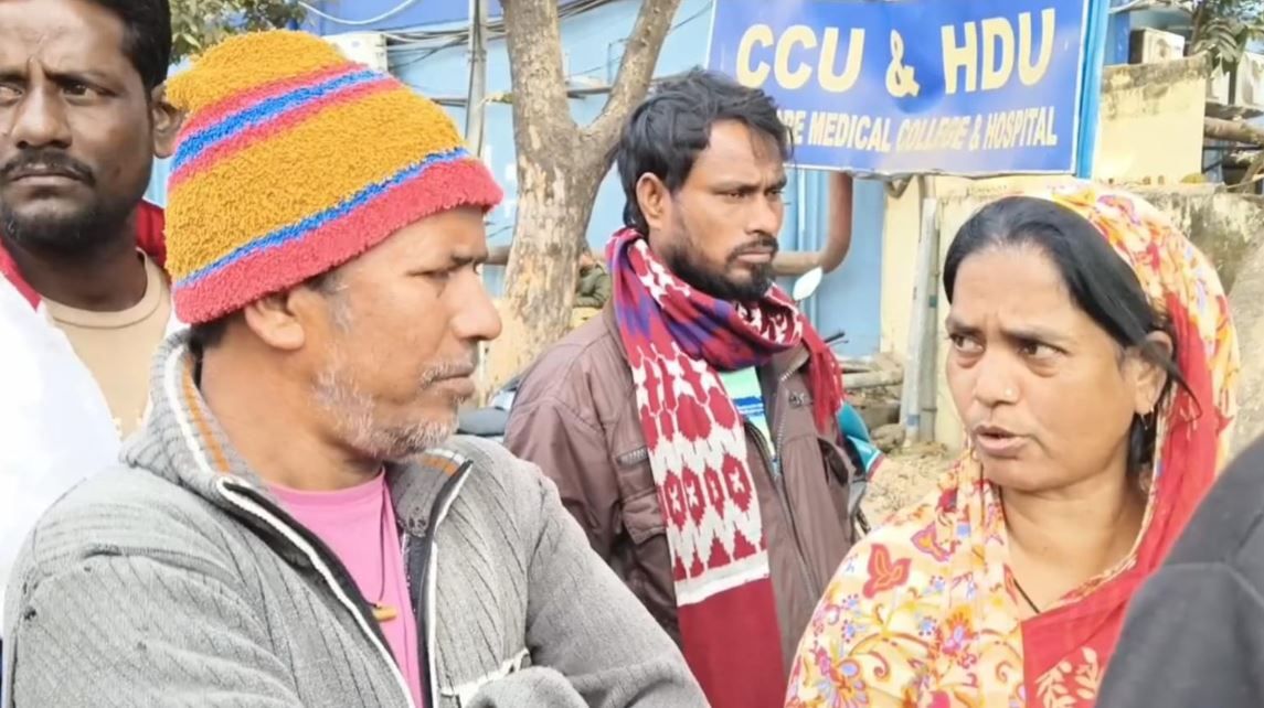 মেদিনীপুর মেডিকেল কলেজ হাসপাতালে চিকিৎসাধীন এক সংজ্ঞাহীন সংকটজনক রোগীকে মারার অভিযোগ?