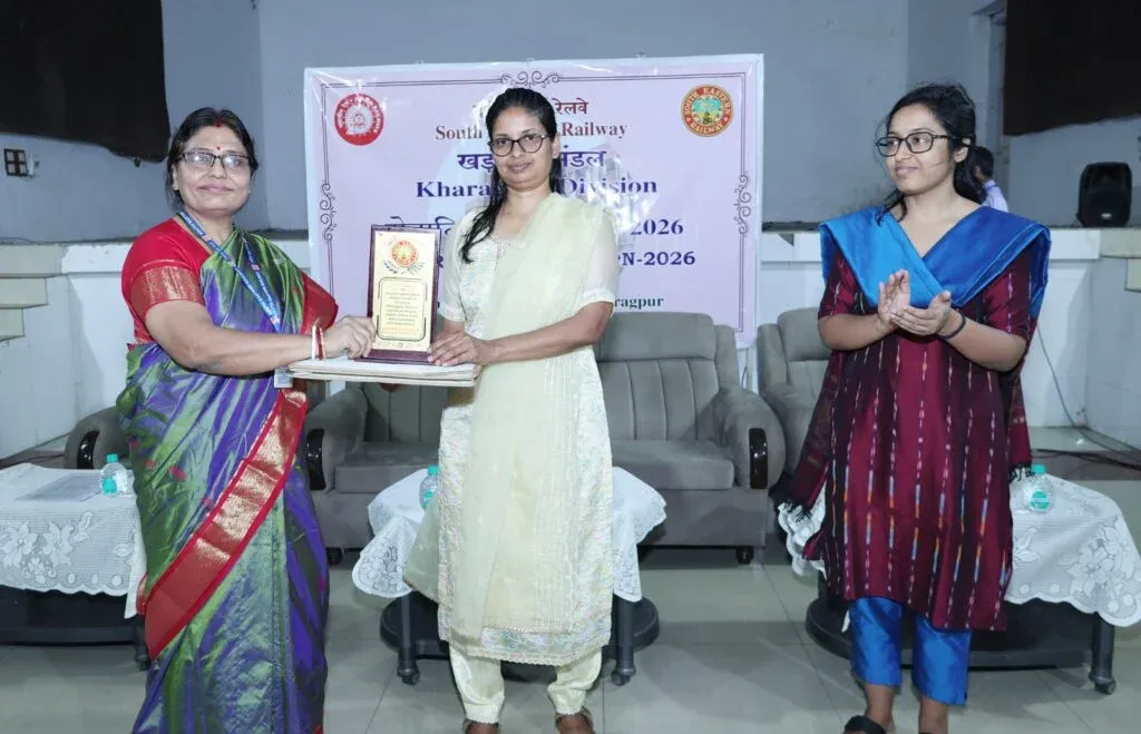 খড়্গপুর ডিভিশনে বিদায়ের ক্ষণ, সম্মানে ভরিয়ে দেওয়া হল ৬২ রেলকর্মীকে!