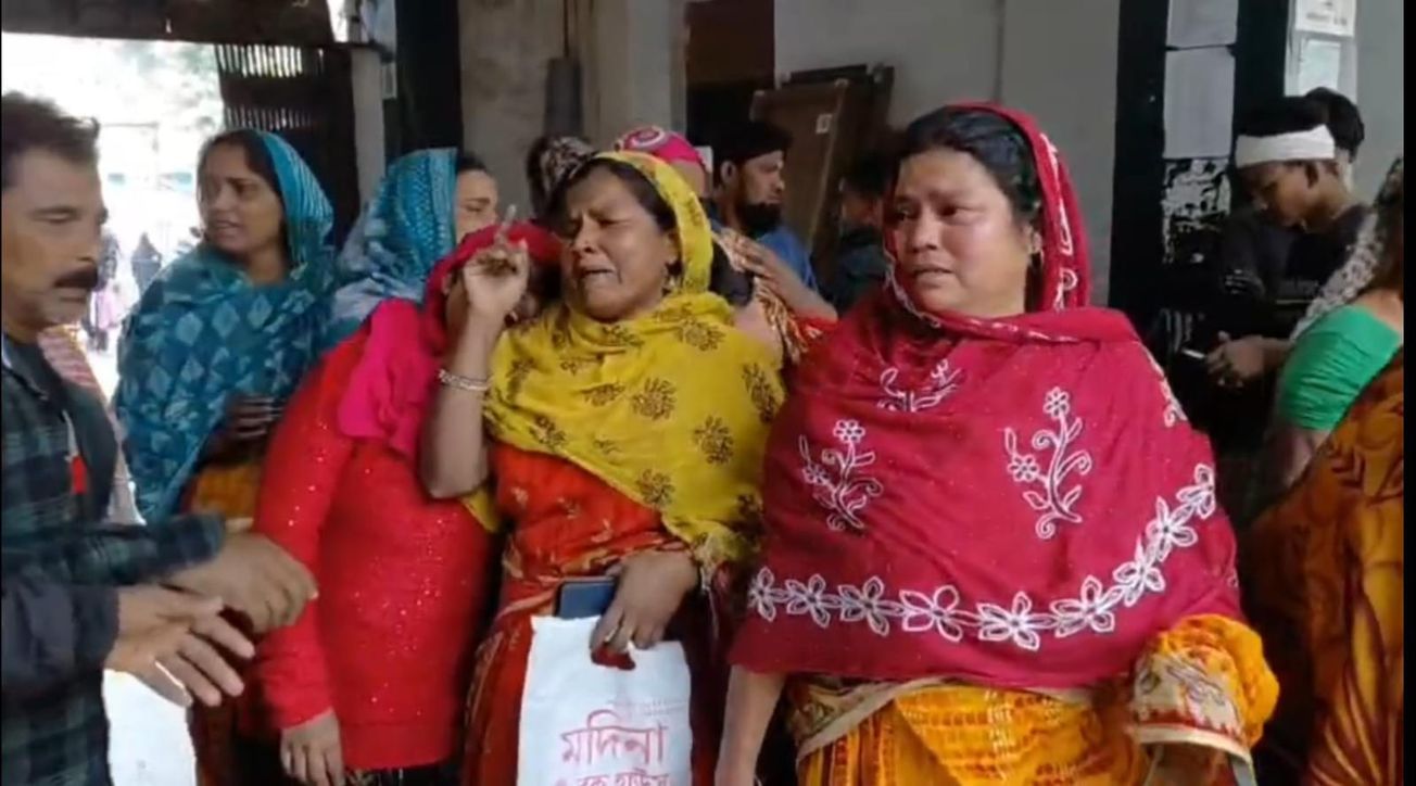 খড়্গপুর লোকাল থানার কলাইকুন্ডার কাছে গাড়ির পেছনের চাকার টায়ার ব্লাস্ট হয়ে ভয়াবহ দুর্ঘটনা ঘটল!