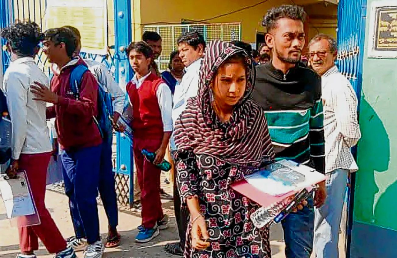 মাধ্যমিকের দিনেই বাবার মৃত্যু, চোখের জল মুছে পরীক্ষা কেন্দ্রে নাসিমা!