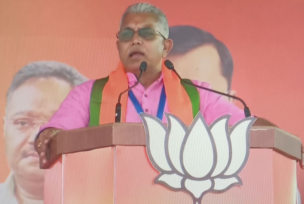 বহুদিনের বিরতির পর আবারও একই মঞ্চে দেখা গেল প্রধানমন্ত্রী নরেন্দ্র মোদি ও বিজেপি নেতা দিলীপ ঘোষকে!