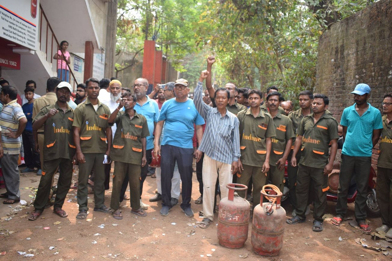 শহর থেকে জেলা—LPG সংকটে নাজেহাল মানুষ, বুকিং বন্ধ বহু জায়গায়; কালোবাজারির অভিযোগে তৎপর প্রশাসন!