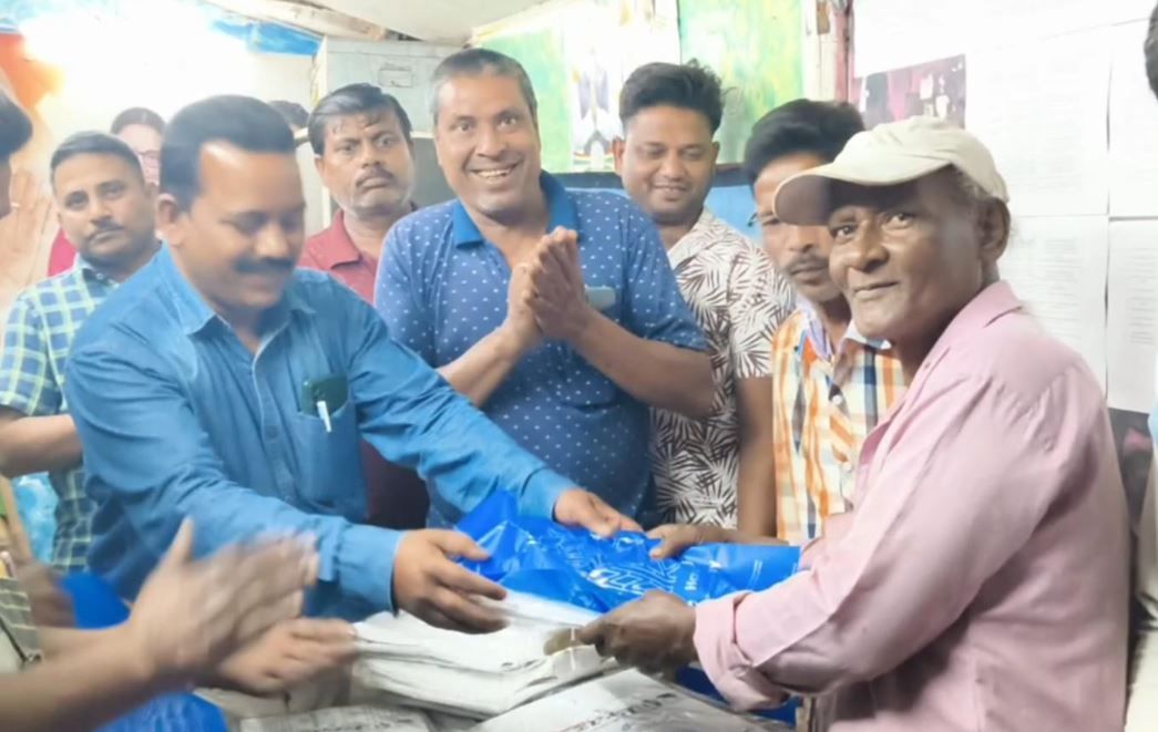 ঈদের আগে মানবিক উদ্যোগ, কর্মী-সমর্থকদের হাতে উপহার!