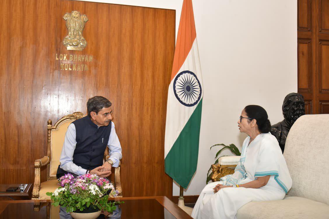 লোকভবনে মুখ্যমন্ত্রী-রাজ্যপাল বৈঠক, জল্পনা তুঙ্গে! ‘সৌজন্য সাক্ষাৎ’ বললেও রাজনৈতিক মহলে নানা প্রশ্ন?