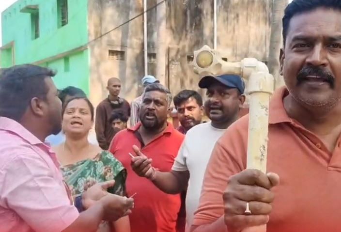 খড়গপুরে জলের কল ভাঙাকে কেন্দ্র করে রাজনৈতিক সংঘর্ষ, তৃণমূল-বিজেপি মুখোমুখি!