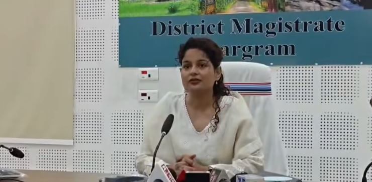 রাজ্যজুড়ে ভোটার সংখ্যা কমার আশঙ্কা ঘিরে যখন নানা জল্পনা, ঠিক তখনই ব্যতিক্রমী ছবি সামনে আনল ঝাড়গ্রাম!