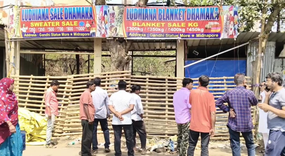 মেদিনীপুর শহরের ব্যস্ত এলাকায় গান্ধী মূর্তির কাছে রাস্তার ধারে বেআইনিভাবে দোকানঘর নির্মাণকে ঘিরে তীব্র চাঞ্চল্য!