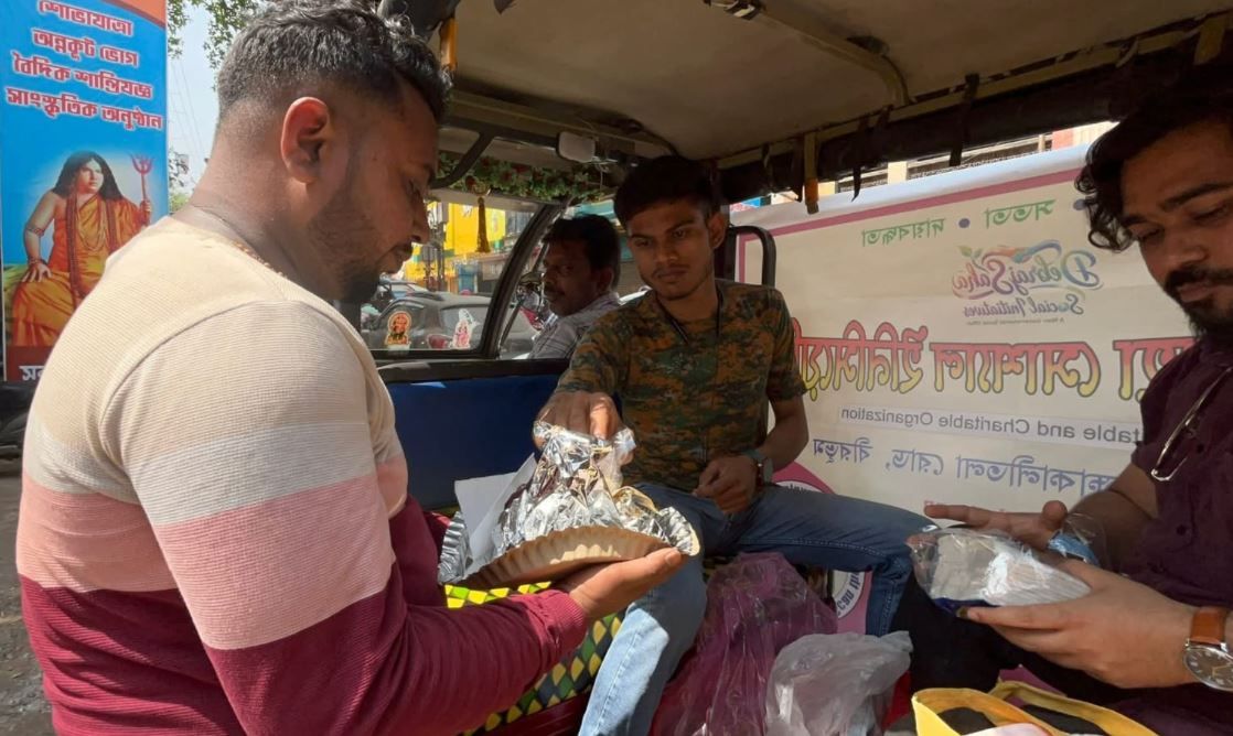 জন্মদিনে মানবতার ছোঁয়া — পথবাসী ও অসহায় মানুষের মুখে হাসি ফোটালেন দেবরাজ সাহা!