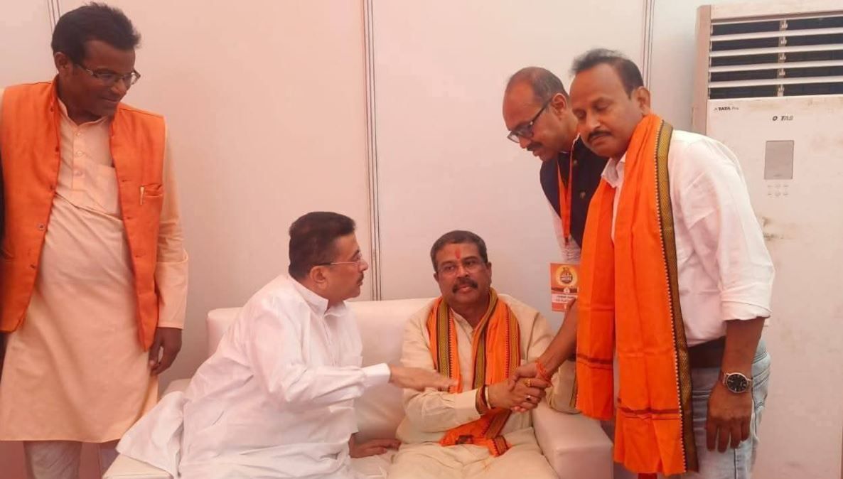 গড়বেতায় ‘পরিবর্তন যাত্রা’র জোরালো সূচনা, রাজেশ মাহাতো-সহ ৩০০ পরিবার বিজেপিতে—রাজনৈতিক সমীকরণে নতুন বার্তা!