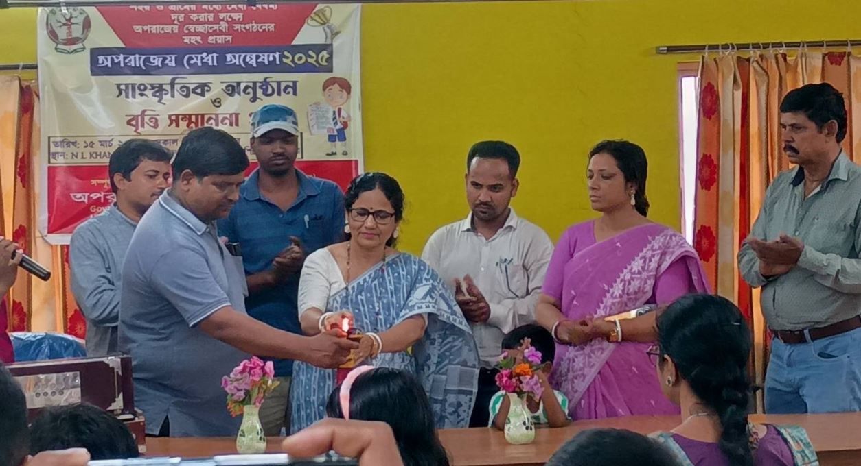 অপরাজেয় মেধা অন্বেষণ: মেধাবী ছাত্রছাত্রীদের সম্মাননা ও বৃত্তি প্রদান, সাংস্কৃতিক অনুষ্ঠানে মুখর মেদিনীপুর!