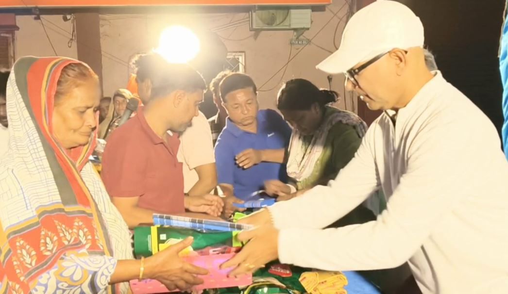 ঈদকে সামনে রেখে মানবিক উদ্যোগ, মেদিনীপুরে প্রায় ১০০ জনের হাতে বস্ত্র ও খাদ্যসামগ্রী তুলে দিলেন পৌরসভার ভাইস চেয়ারম্যান মৌ রায়!