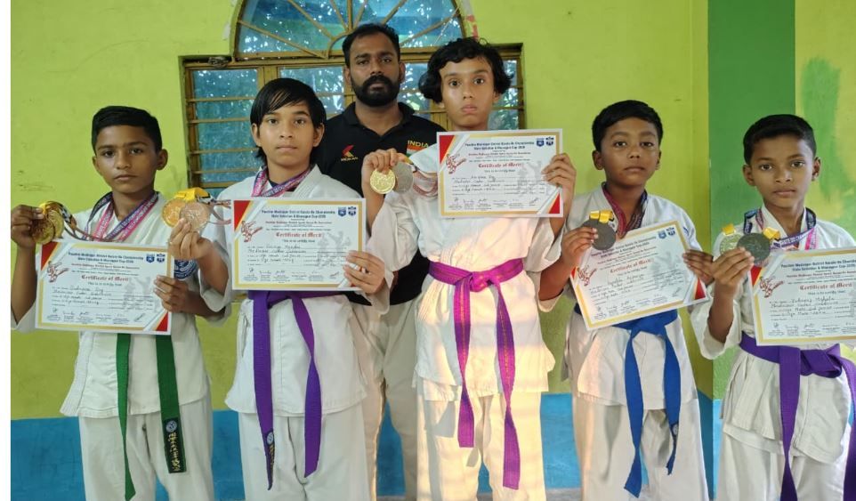 খড়গপুর কাপ ২০২৬-এ দাপট দেখাল শুভজিৎ সিশিঙ্কাই শিতো-রিউ ক্যারাটে-ডো একাডেমি, জেলার মঞ্চে ঝুলিতে ১৫টি পদক!