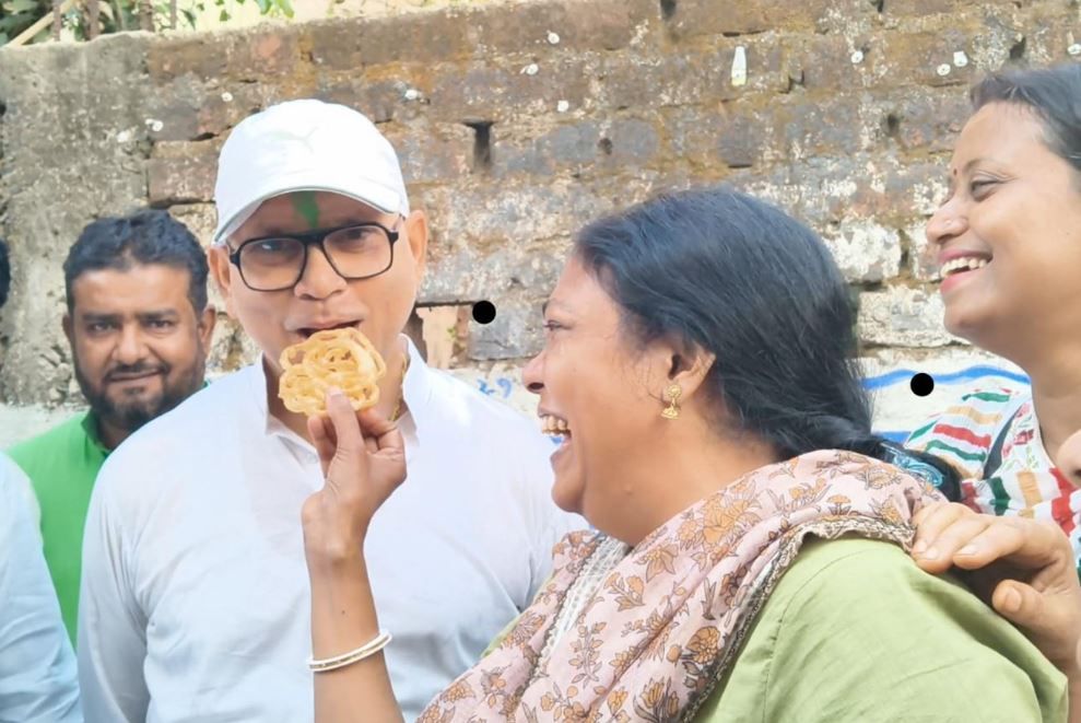 প্রার্থী ঘোষণার পরেই সবুজ আবিরে উৎসব! মেদিনীপুরে সুজয় হাজরাকে ঘিরে তৃণমূলের জোর প্রস্তুতি!