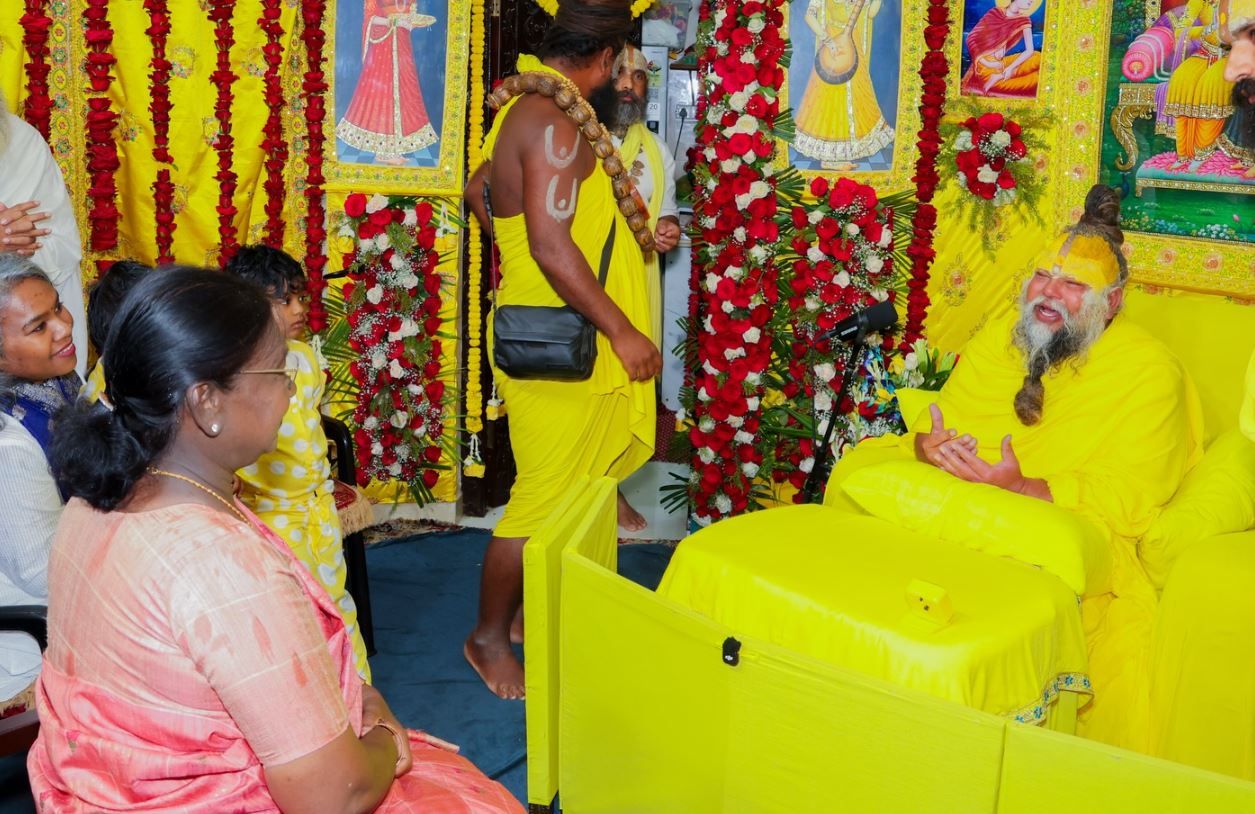রাষ্ট্রপতি দ্রৌপদী মুর্মু  সাধু প্রেমানন্দ মহারাজ-এর সঙ্গে সাক্ষাৎ!