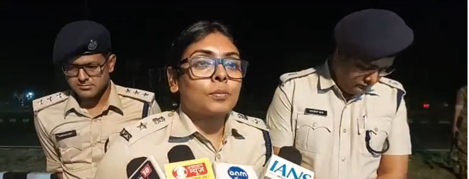 নিরাপত্তায় কড়াকড়ি, দাসপুরে নাকা চেকিংয়ে পুলিশ সুপার—‘নির্ভয়ে ভোট দিন’ বার্তা পাপিয়া সুলতানার!