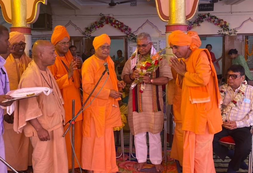 খড়্গপুরে ভারত সেবাশ্রম সংঘের বার্ষিক অনুষ্ঠানে যোগ দিয়ে রাজনৈতিক মঞ্চ গরম করলেন বিজেপি প্রার্থী দিলীপ ঘোষ!