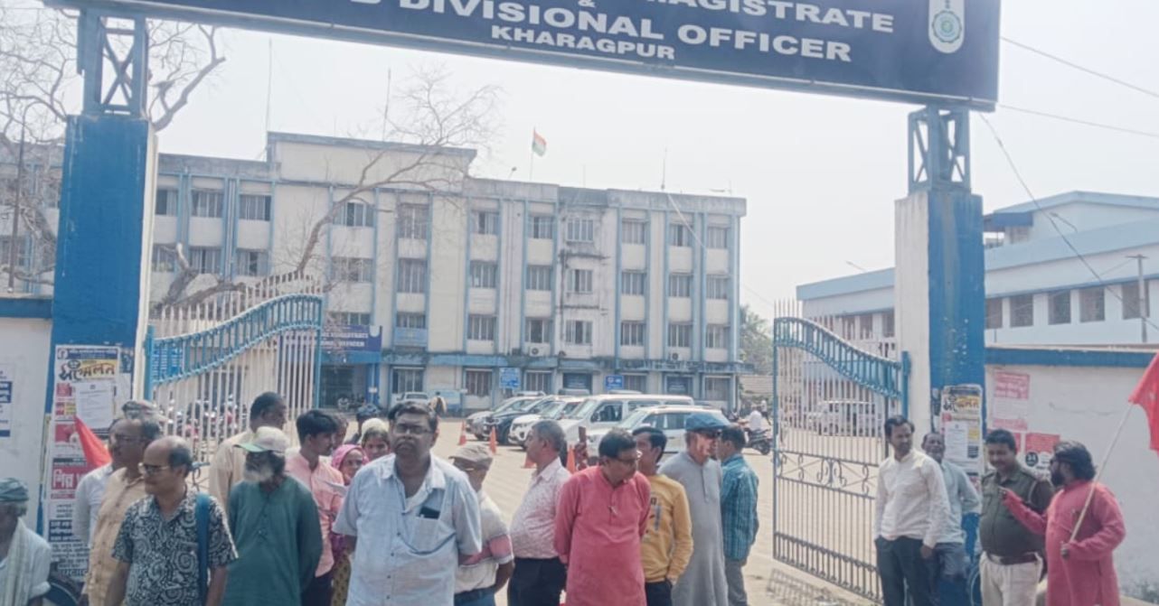 ভোটার তালিকায় চাঞ্চল্যকর গরমিল! খড়গপুরে এসডিও অফিস ঘেরাও, অবস্থান-বিক্ষোভ ও ডেপুটেশন সিপিএমের!