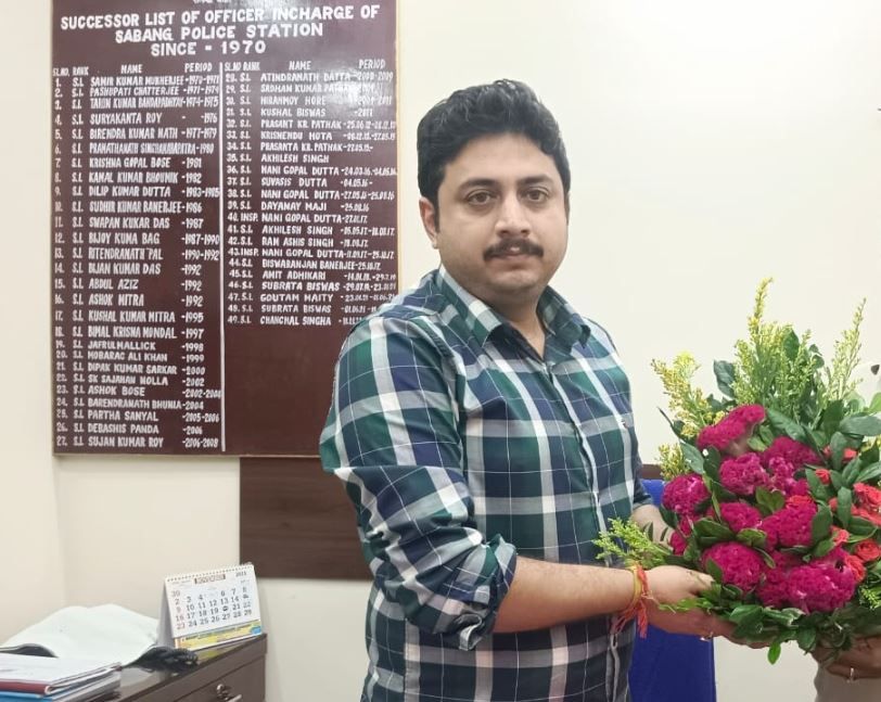 “আমাকে বাঁচান স্যার”—হোয়াটসঅ্যাপ মেসেজেই তৎপরতা, বিয়ের মণ্ডপ থেকে তরুণীকে উদ্ধার সবং পুলিশের!