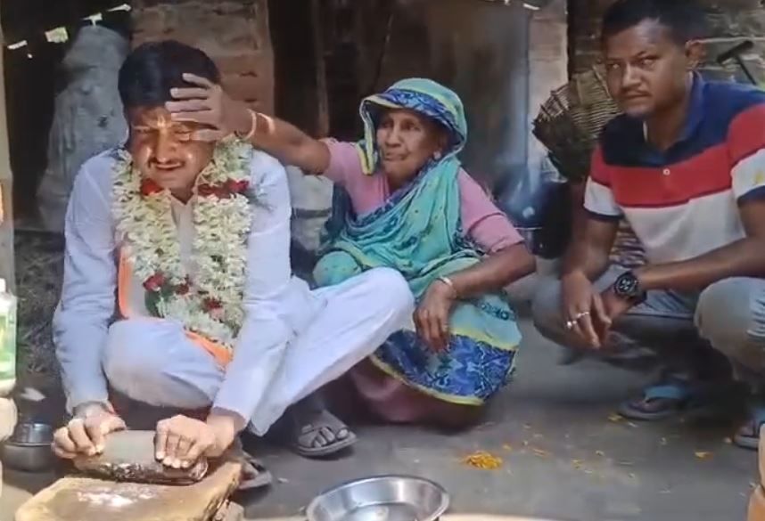 ভোটের ময়দানে মানবিকতার ছোঁয়া! কাঁধে বৃদ্ধার বোঝা, কোথাও রুটি বেলা, কোথাও জল পরিষ্কার—প্রচারে অন্য ছবি!