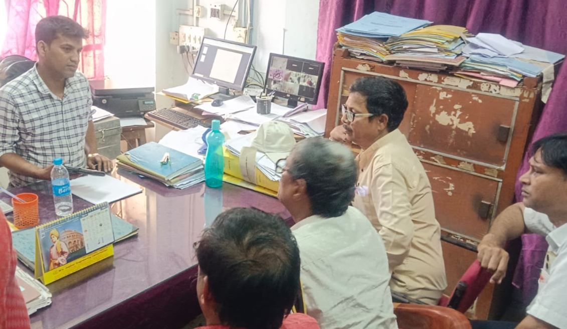 খড়গপুরে  ইন্দা বিদ্যুৎ দপ্তরে ‘তুঘলকি’ রাজত্বের অভিযোগ! মোটা জরিমানা ও লাইন কাটা নিয়ে বিক্ষোভ, সিপিএমের ডেপুটেশন!