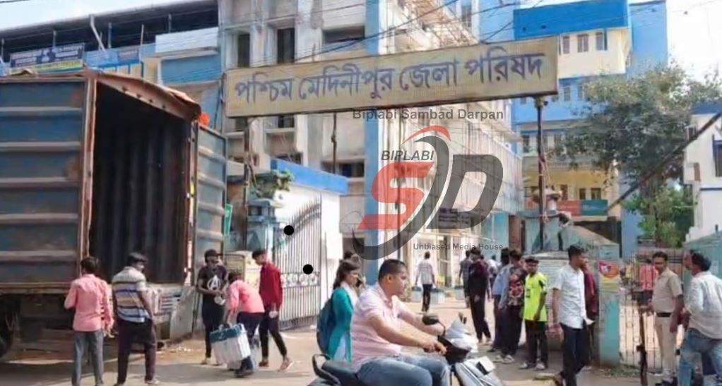 ভোটের প্রস্তুতি জোরদার, পশ্চিম মেদিনীপুরে কড়া নিরাপত্তায় পৌঁছল EVM-VVPAT!