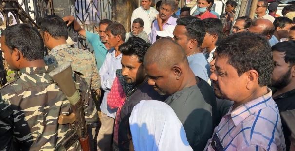 গ্যাস সঙ্কটে ফুঁসছে ঝাড়গ্রাম, রাস্তায় নেমে বিক্ষোভ—স্টেট হাইওয়ে অবরোধে স্তব্ধ যান চলাচল!