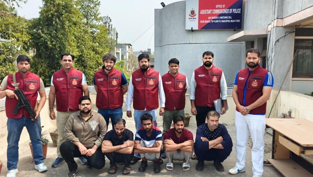 আন্তর্জাতিক অস্ত্র পাচার চক্রে বড়সড় ধাক্কা! দিল্লি পুলিশের অভিযানে গ্রেপ্তার ১০, উদ্ধার অত্যাধুনিক আগ্নেয়াস্ত্র!
