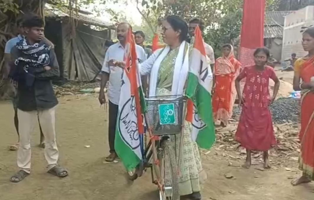 গাড়ি ছেড়ে সাইকেলে প্রচার! নারায়ণগড়ে নজর কাড়ছেন তৃণমূল প্রার্থী প্রতিভা মাইতি!