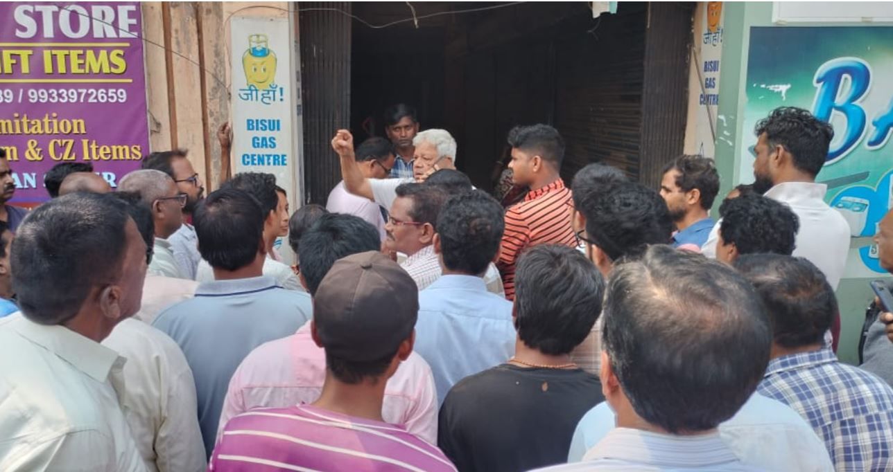 খড়্গপুরে গ্যাস বিতর্কে উত্তেজনা, এলপিজি না পেয়েই ডেলিভারির মেসেজ—রাস্তায় নামলেন গ্রাহকরা!