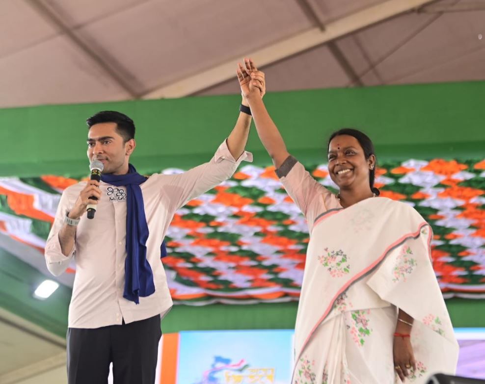 ঝাড়গ্রামের বিনপুরে জনসভায় কেন্দ্রকে নিশানা অভিষেকের, উন্নয়নের খতিয়ান তুলে ধরে বিজেপিকে তীব্র আক্রমণ!