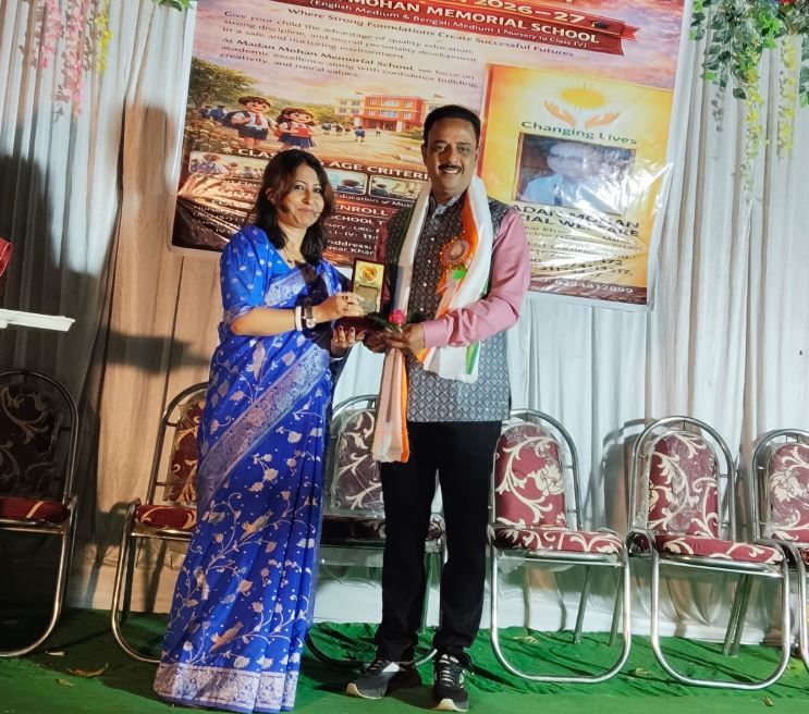 খড়গপুরে শিক্ষার নতুন দিগন্ত-মদনমোহন মেমোরিয়াল ইংলিশ ও বাংলা মিডিয়াম স্কুলের শুভ সূচনা, দুস্থ শিশুদের হাতে স্কুলব্যাগ!