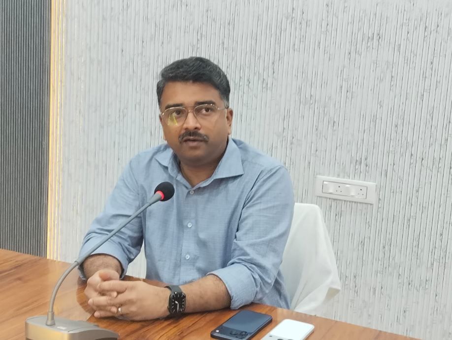 ভোটের আগে কড়া নজরদারি! খড়্গপুরে জেলাশাসকের বড় ঘোষণা—সিসিটিভি, সন্দেহভাজন তালিকা, মহিলাদের বুথে জোর!