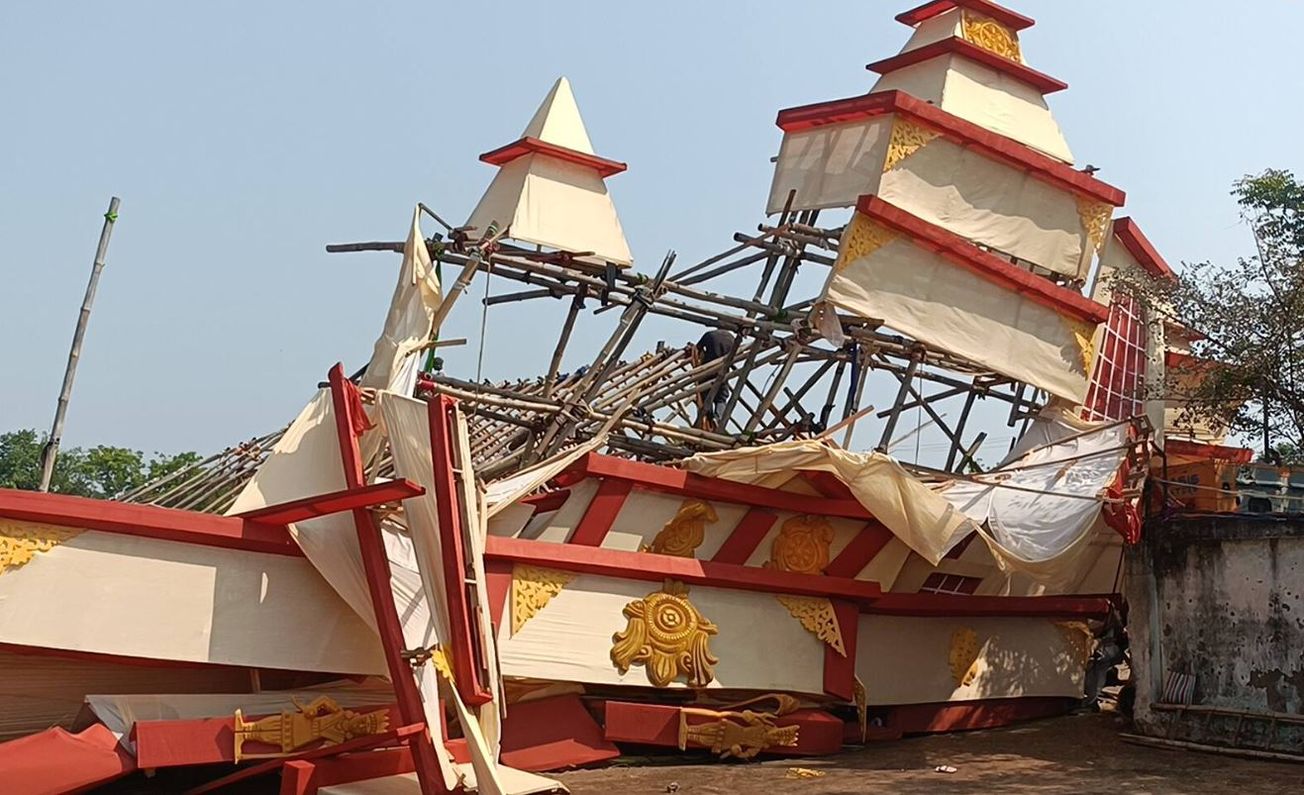 ঝাড়গ্রাম জেলার একাধিক এলাকা কালবৈশাখীর তাণ্ডবে ভেঙে পড়ল বাসন্তী পুজোর প্যান্ডেল, অল্পের জন্য রক্ষা পেলেন ভক্তরা!