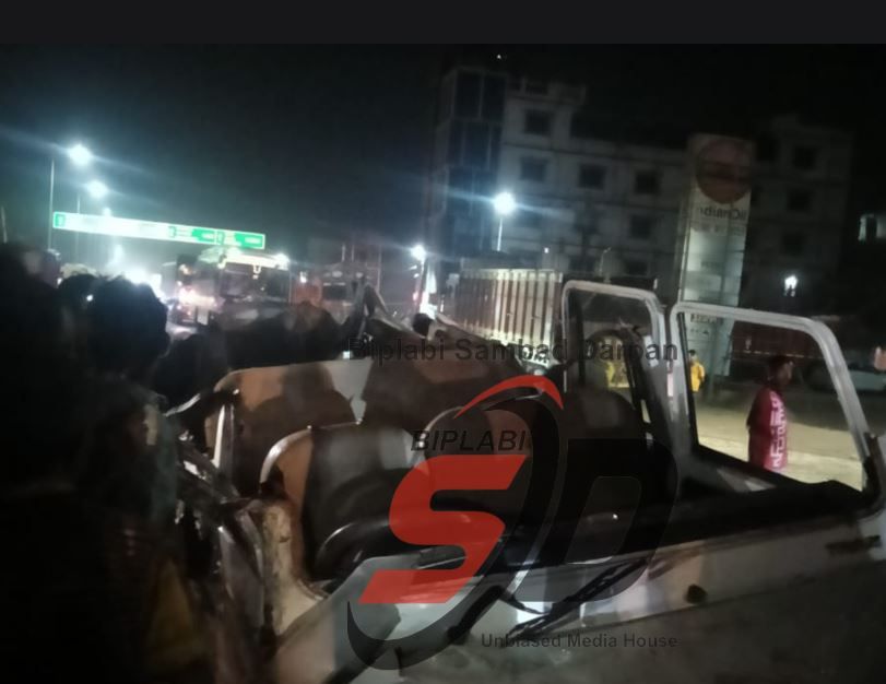 চন্দ্রকোনা রোডে ভয়াবহ দুর্ঘটনা: লরির সঙ্গে মুখোমুখি সংঘর্ষে দুই পুলিশকর্মীর মৃত্যু, আশঙ্কাজনক তিন!