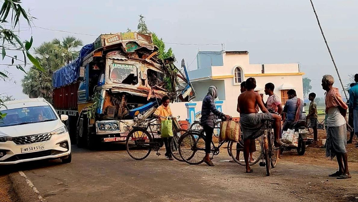 রাতের অন্ধকারে মর্মান্তিক দুর্ঘটনা! আলু বোঝাই ট্রাকে ধাক্কা লোহার ট্রাকের, মৃত ১, আহত চালক!
