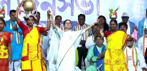 “বাংলার খাবার নিয়েও রাজনীতি?” পাঁশকুড়ার সভা থেকে বিজেপিকে তীব্র আক্রমণে মমতা বন্দ্যোপাধ্যায়!