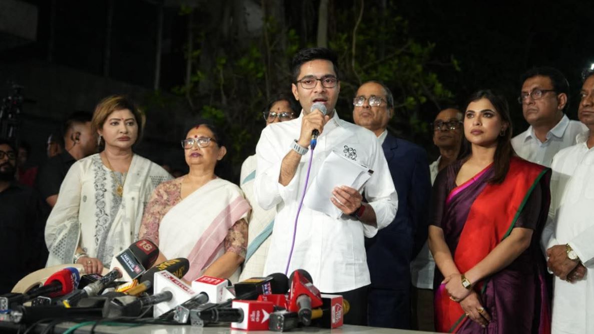 ফর্ম-৬ নিয়ে কারচুপির অভিযোগে সরগরম রাজনীতি! CEO দফতর থেকে বেরিয়ে বিস্ফোরক অভিষেক বন্দ্যোপাধ্যায়!