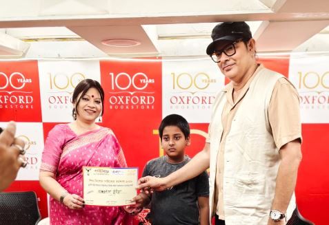 ৯ বছরেই সাহিত্য জগতে চমক! অক্সফোর্ড বুকস্টোরে তাৎক্ষণিক গল্প লিখে সকলকে মুগ্ধ করল সান্ধ্যলাপ!