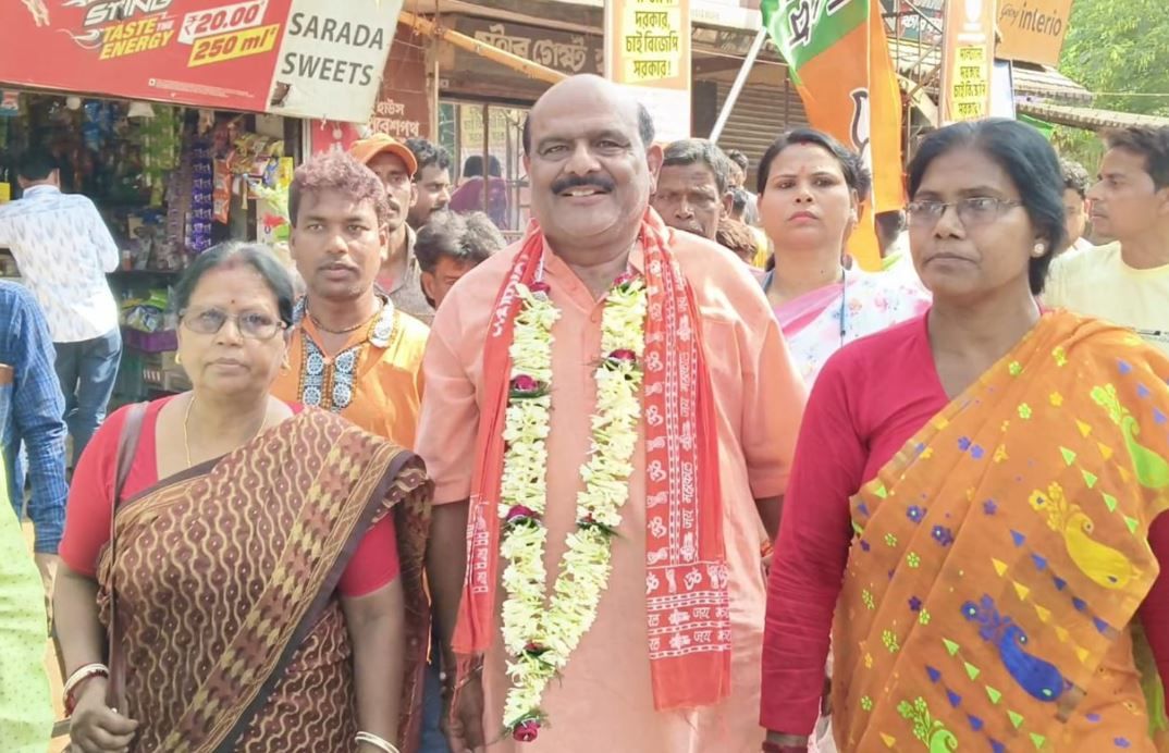 গড়বেতায় বিজেপির প্রার্থী প্রদীপ লোধা, প্রচারে নেমেই ‘উন্নয়ন বনাম বহিরাগত’ ইস্যুতে আক্রমণ!