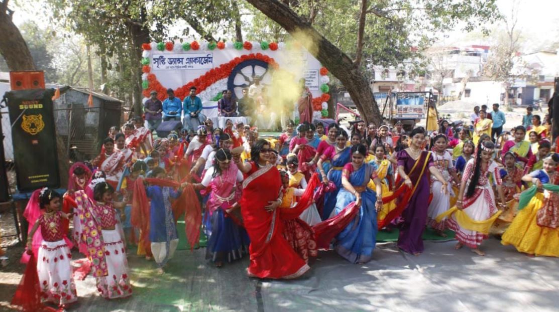 গোয়ালতোড়ে বসন্ত মানেই শুধু ঋতু পরিবর্তন নয়, রঙ, নৃত্য আর আবেগের এক মিলনমেলা!