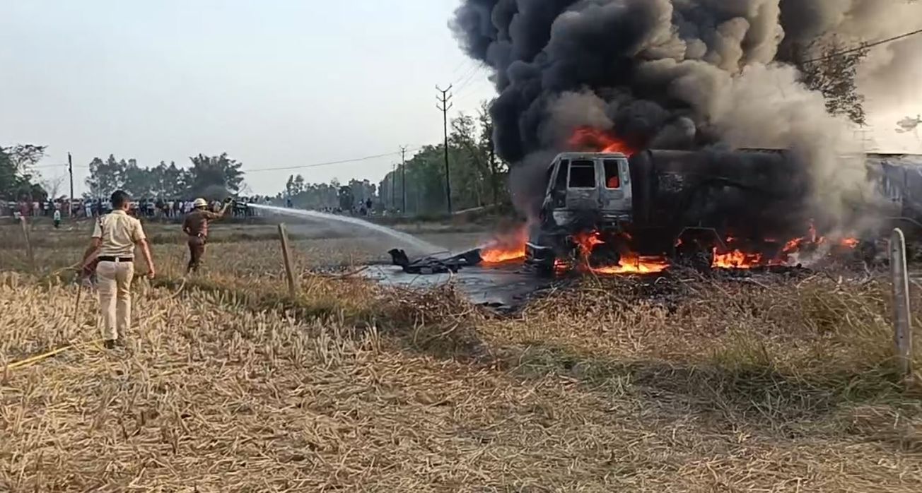 বেলদা বাইপাসে ভয়াবহ অগ্নিকাণ্ড! বিটুমিন বোঝাই ট্যাঙ্কারে দাউদাউ আগুন!
